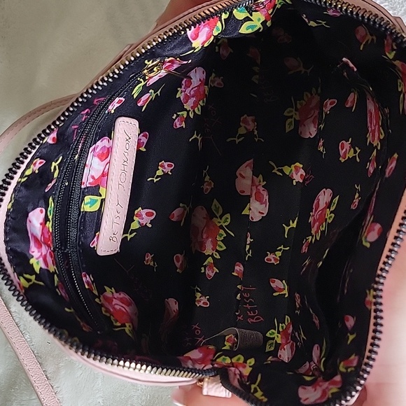 🩷🩷Betsey Johnson Pink Crossbody Bag with Gold Chain🩷🩷 - Picture 3 of 7